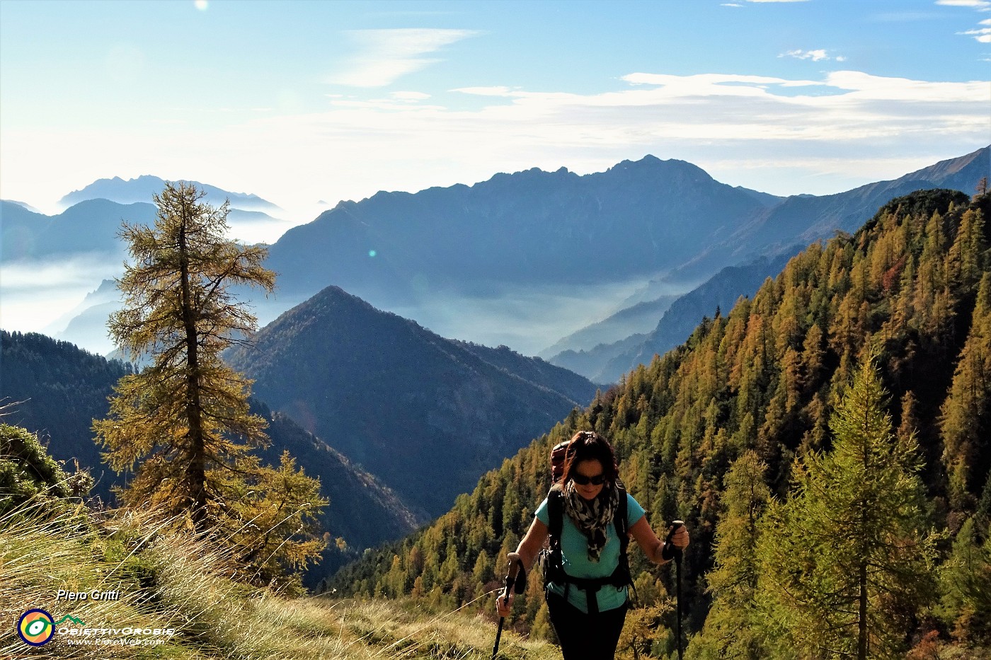 21 Usciti dall'abetaia attraversiamo un rado lariceto colorato d'autunno.JPG